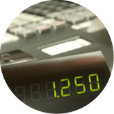 Primer plano de la pantalla digital de una calculadora que muestra el número 1,250 en verde.