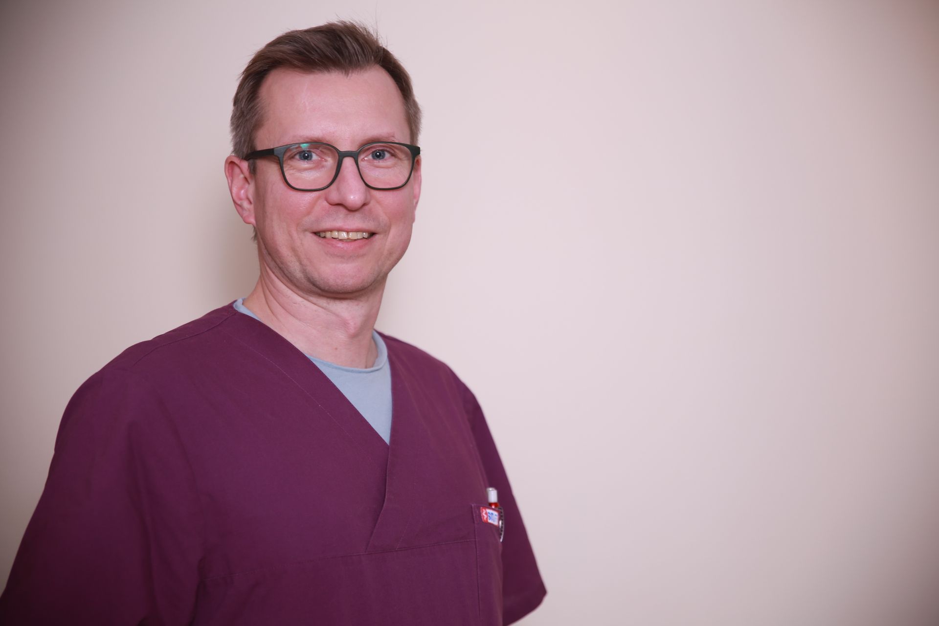 Hausarzt Rainer Hagemann blickt lächelnd in die Kamera