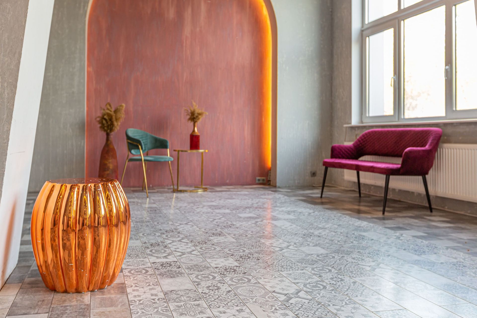 Una sala de estar con un sofá, una silla, una mesa y jarrones.