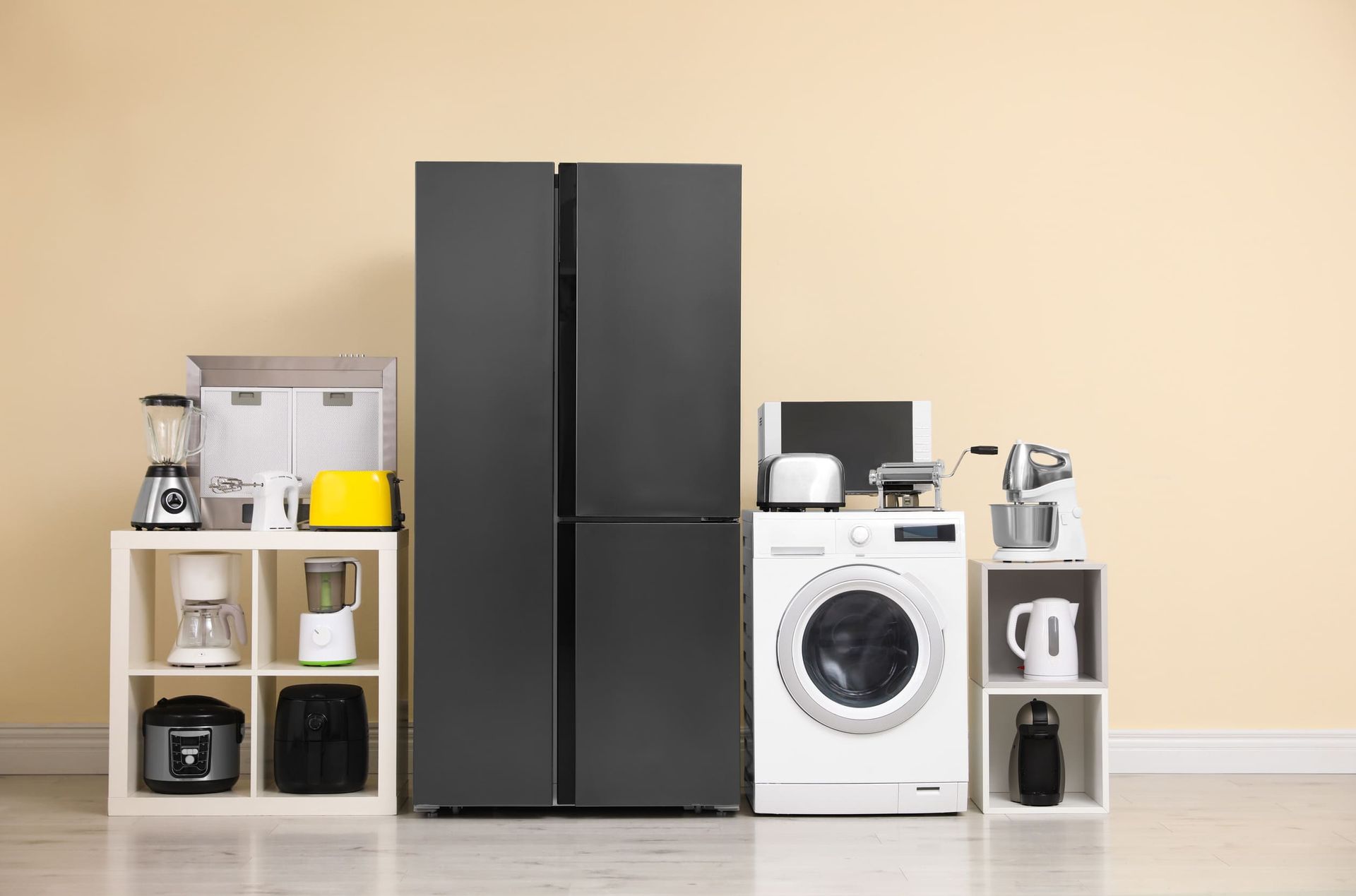 En una habitación hay un frigorífico, una lavadora y otros electrodomésticos.
