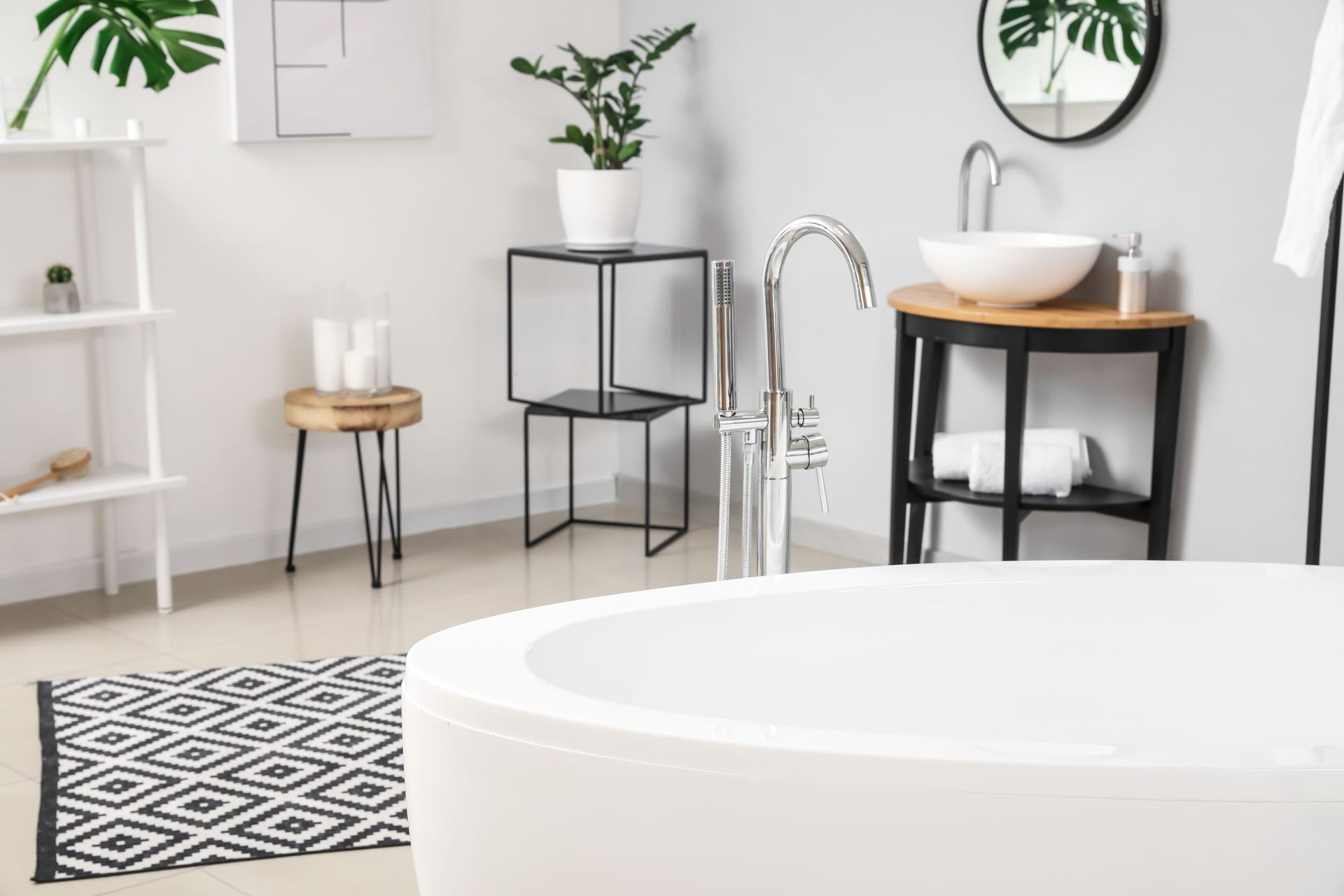 Un baño con bañera, lavabo, espejo y alfombra.