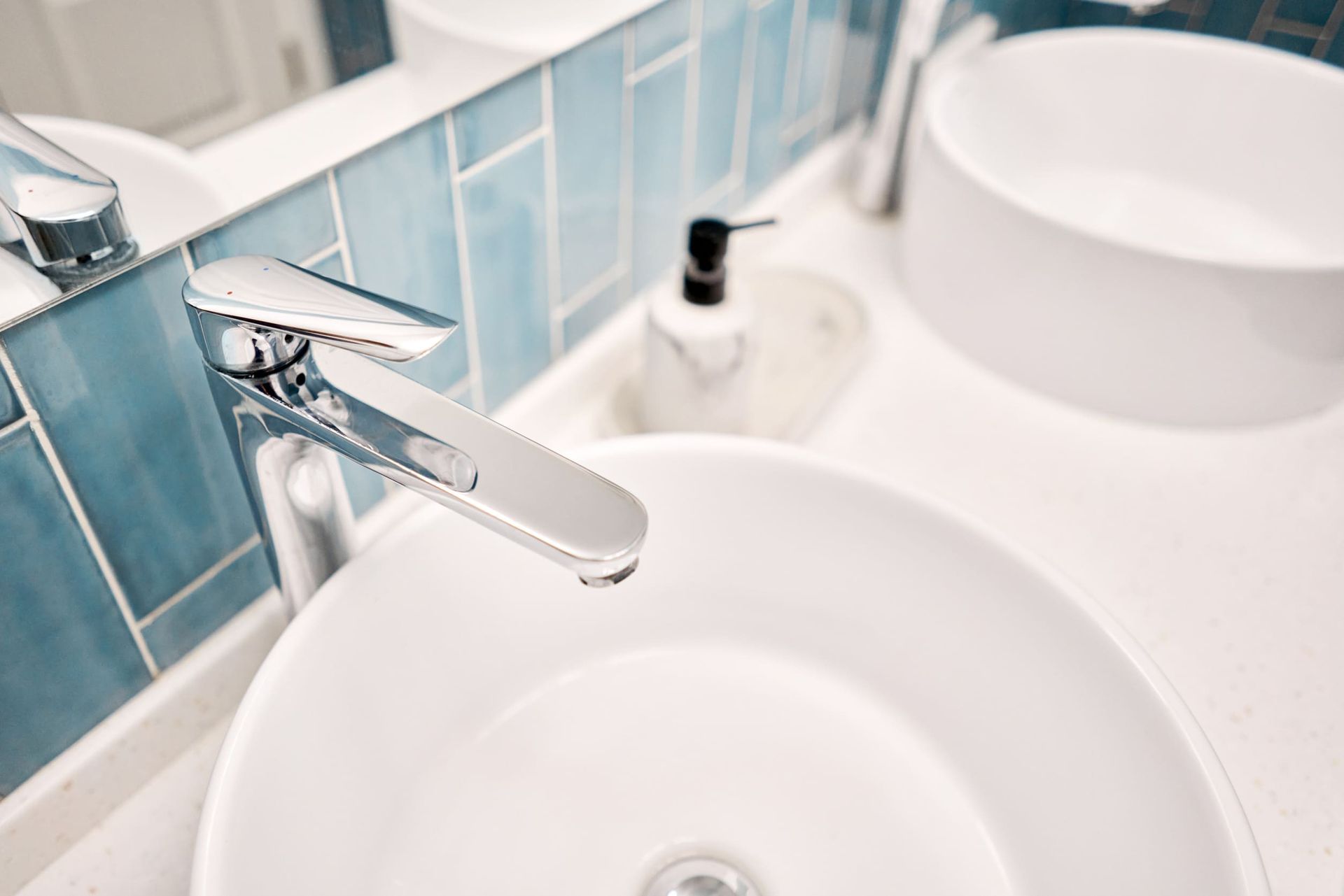 Un baño con dos lavabos y un espejo.