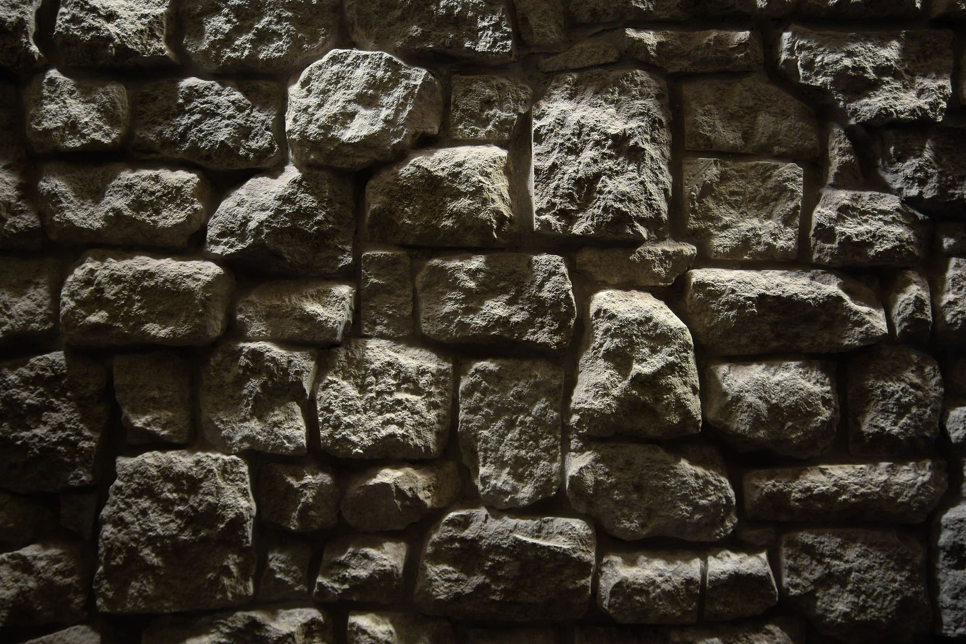 Una fotografía en blanco y negro de un muro de piedra