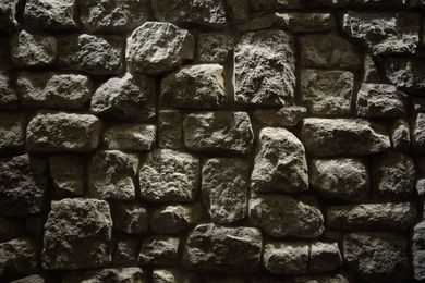 Una fotografía en blanco y negro de un muro de piedra
