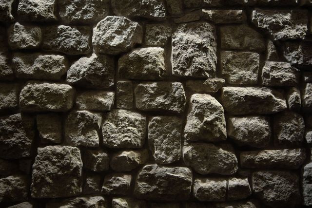 Una fotografía en blanco y negro de un muro de piedra