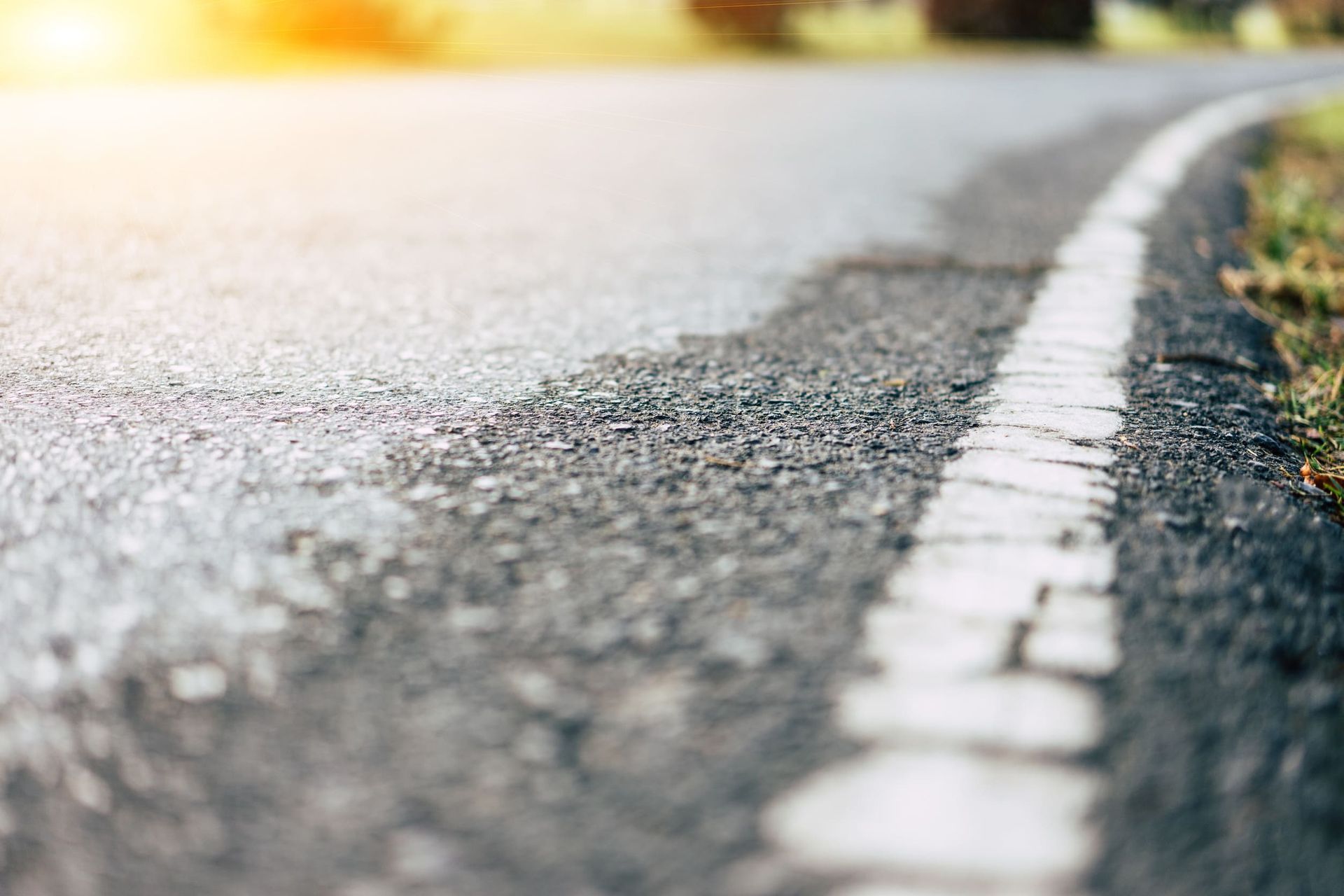 Un primer plano de una carretera con una línea blanca.