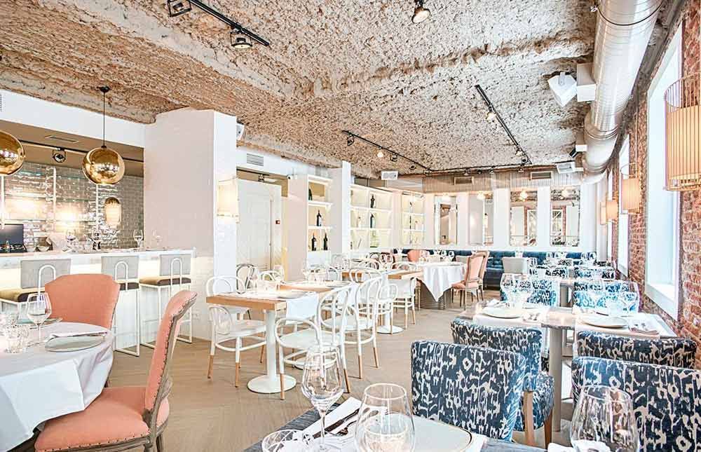 Un gran comedor con mesas y sillas en un restaurante.