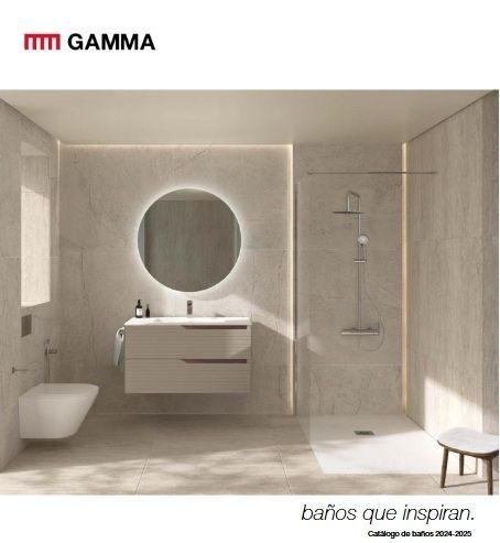 Un baño con bañera, lavabo, espejo y ventana.