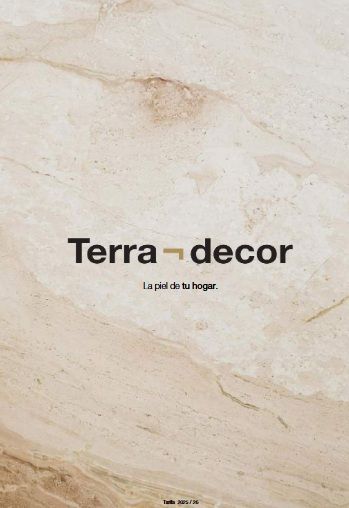 Un baño con bañera, lavabo, inodoro y espejos.