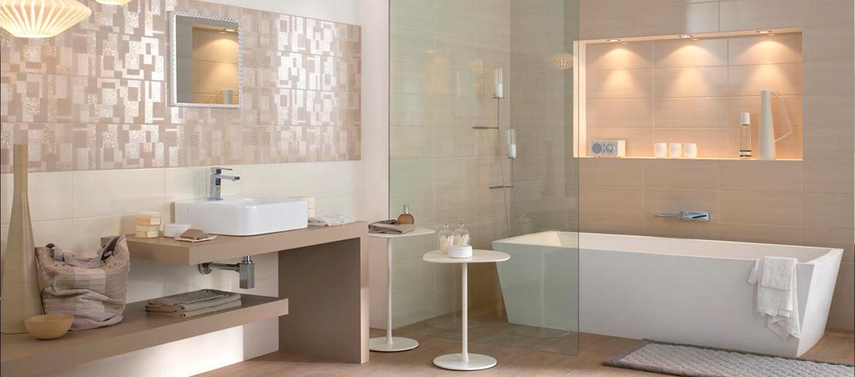 Un baño con bañera, lavabo y espejo.
