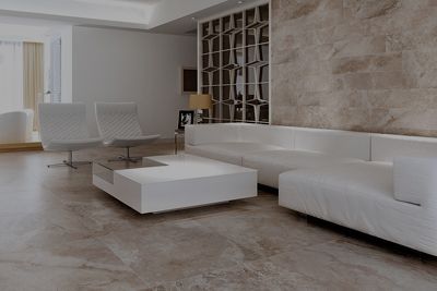 Una sala de estar con un sofá, sillas y una mesa de café.