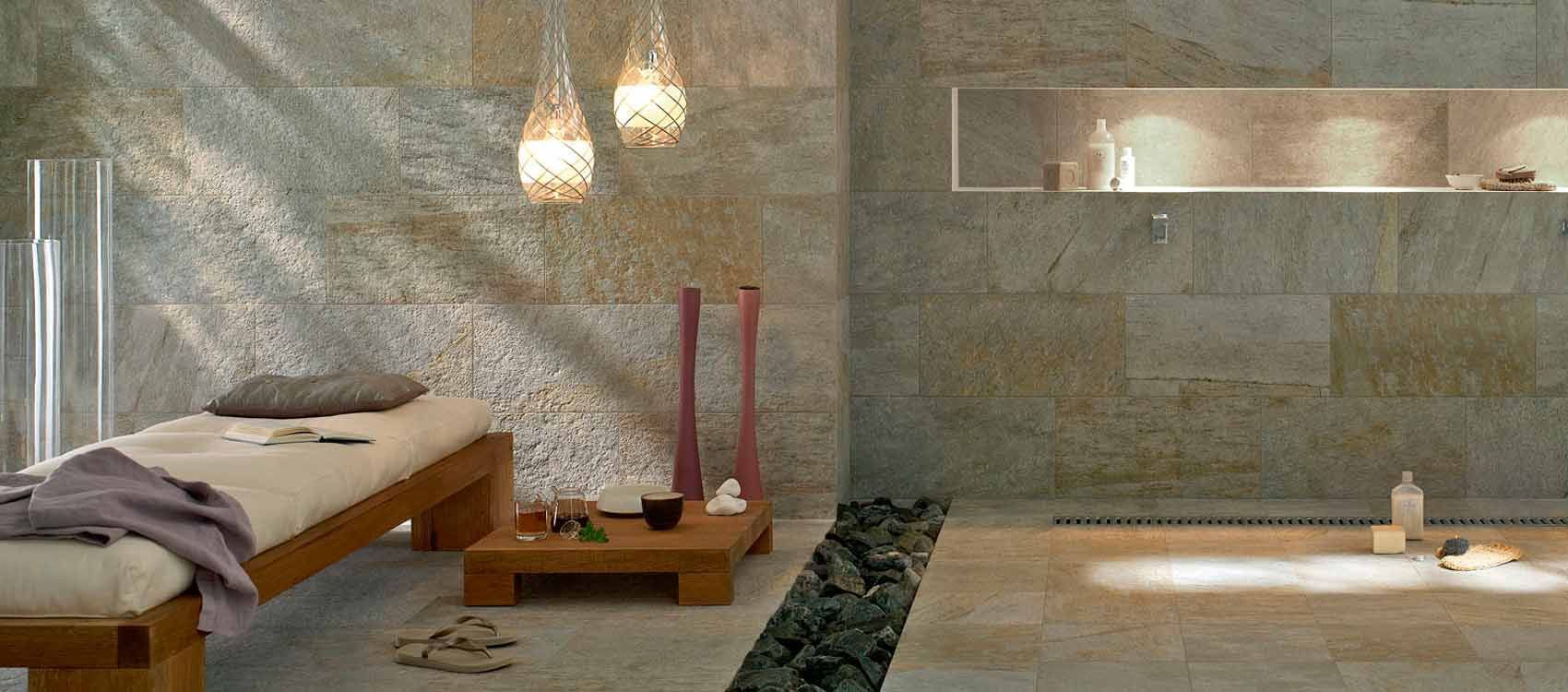 Un baño con una cama y una mesa dentro.