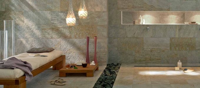 Un baño con una cama y una mesa dentro.