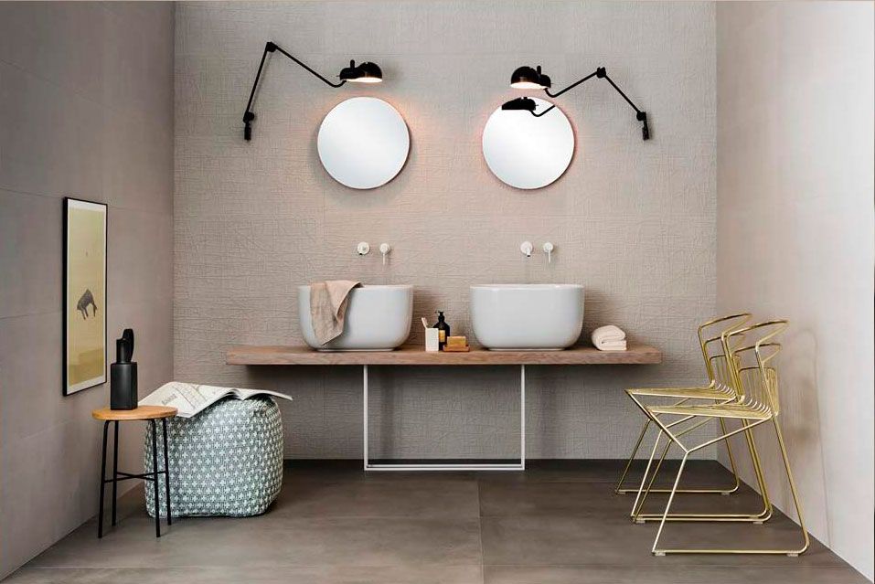 Un baño con dos lavabos y dos espejos en la pared.