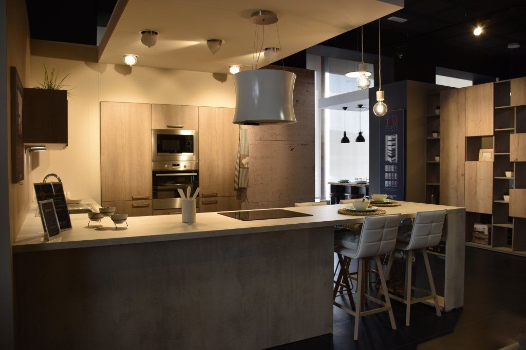Una cocina con una gran isla en el medio.
