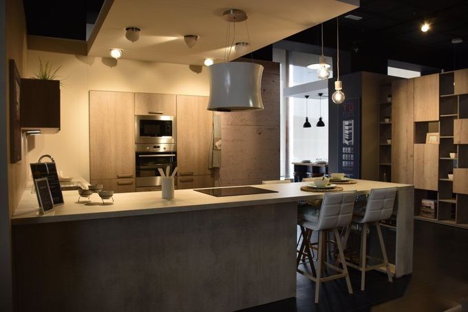 Una cocina con una gran isla en el medio.