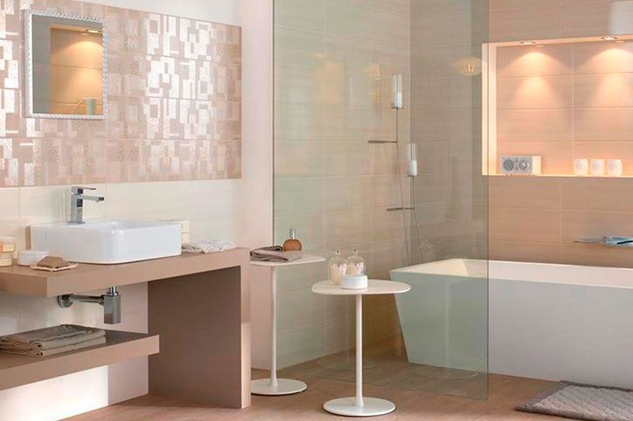 Un baño con lavabo, bañera, espejo y mesa.