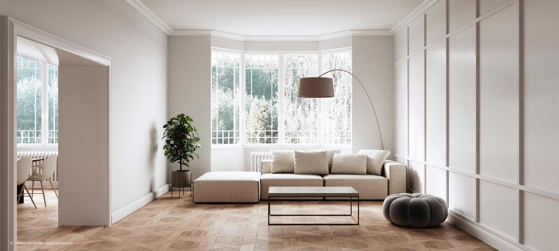 Eingerichtetes Wohnzimmer mit gemustertem Parkettboden