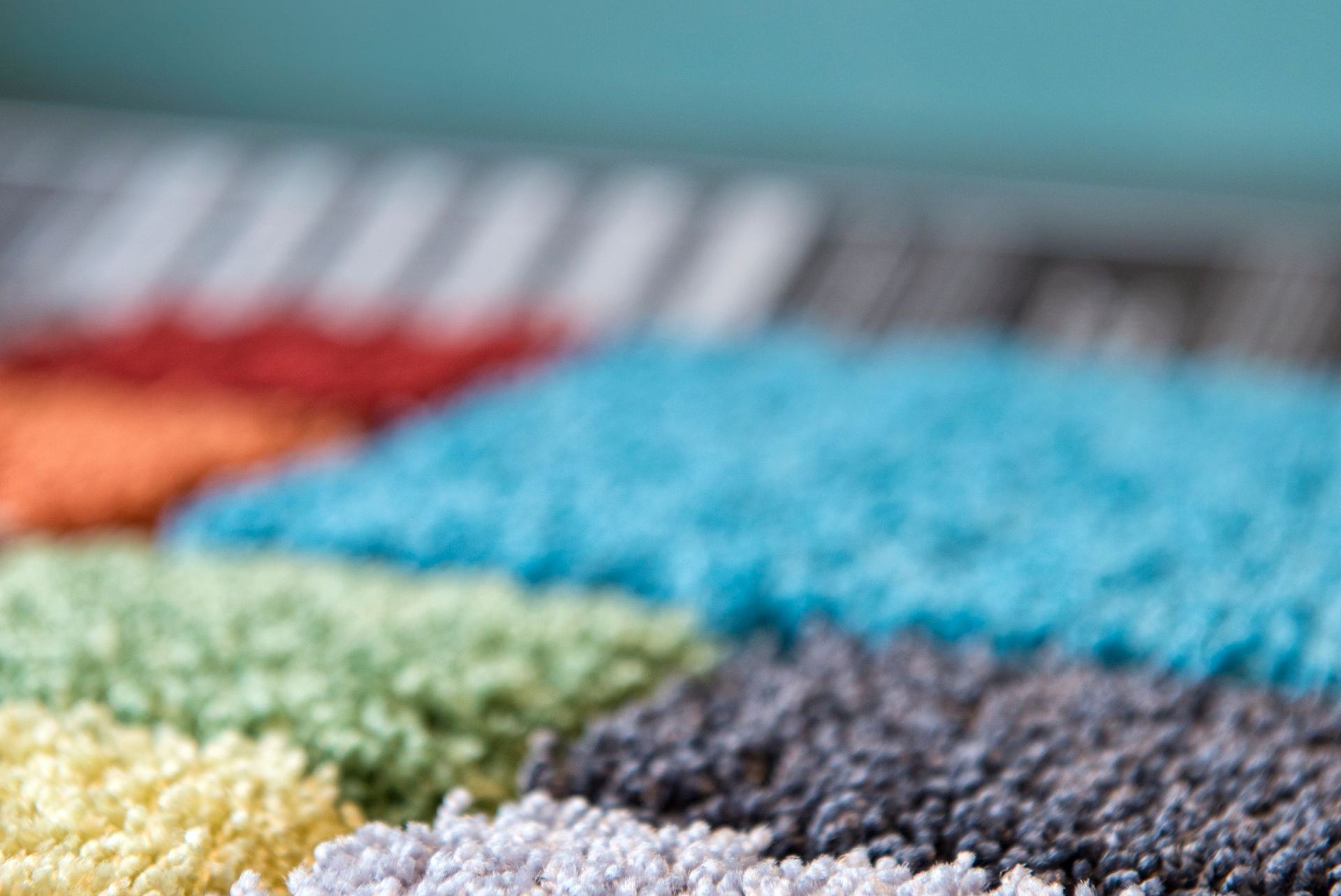 Eingerichtetes Wohnzimmer mit Teppich und Holzboden