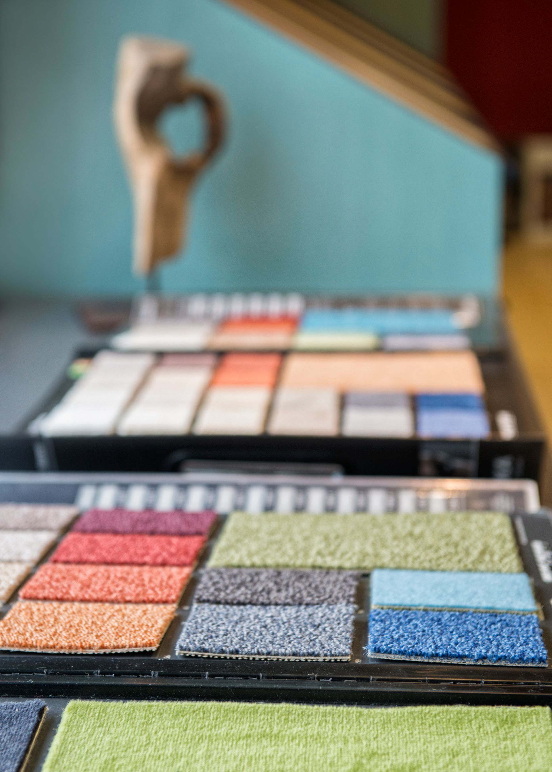 Farbbuch mit Teppich-Ausschnitten in verschiedenen Ausführungen und Farben