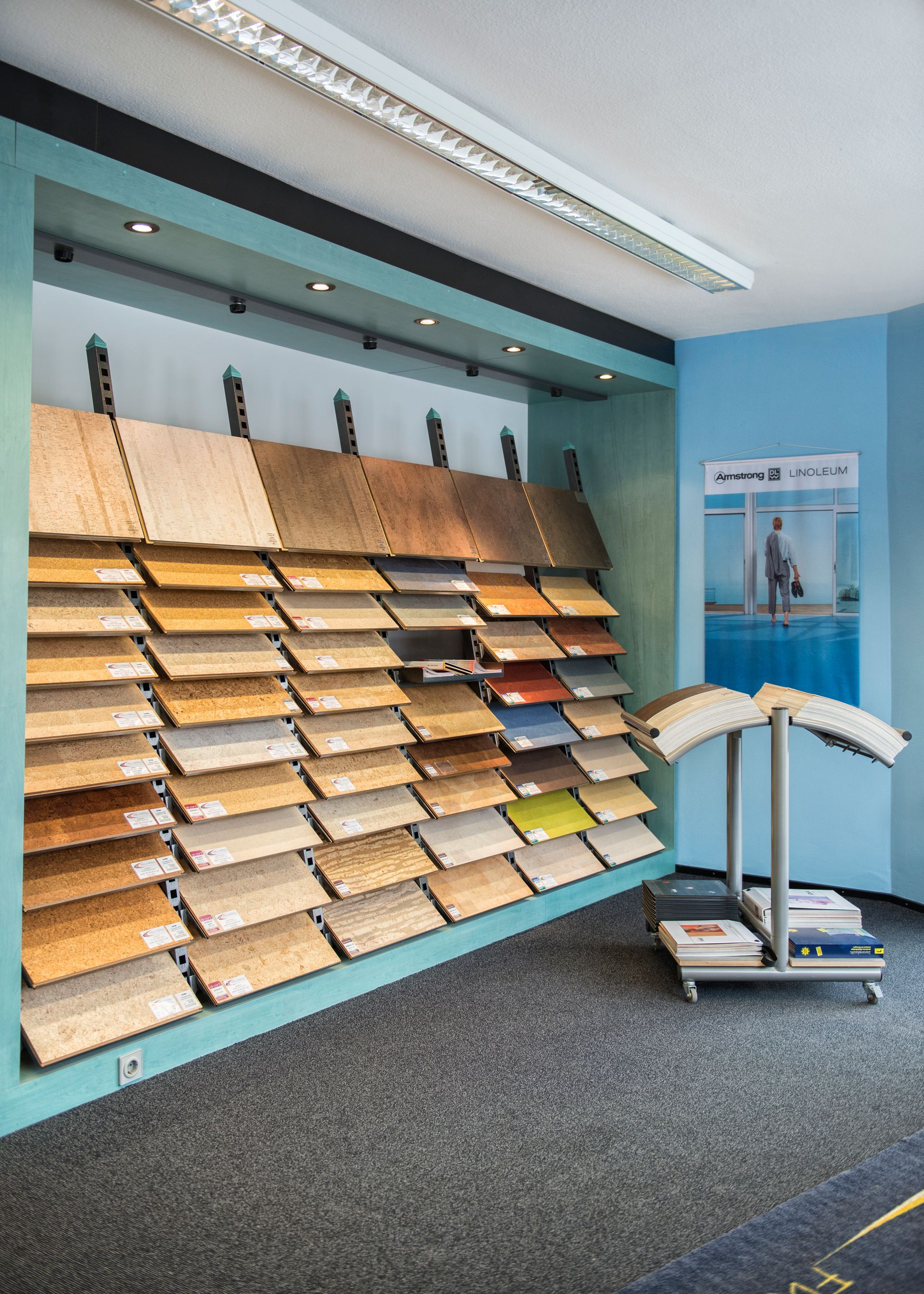 Modellkarten von Vinyl-Bodenbelägen in verschiedenen Farben