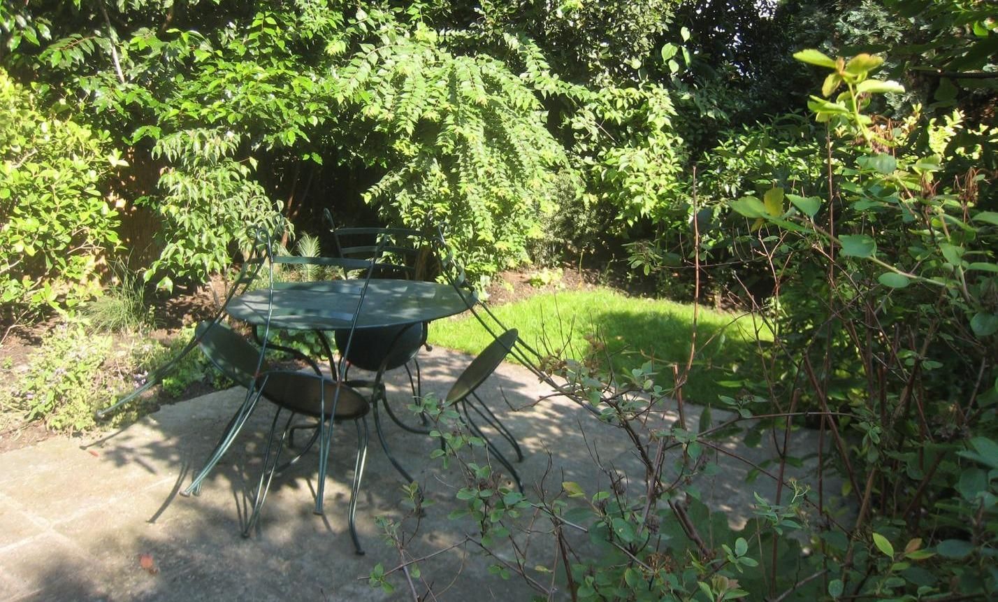 Une table et des chaises de jardin