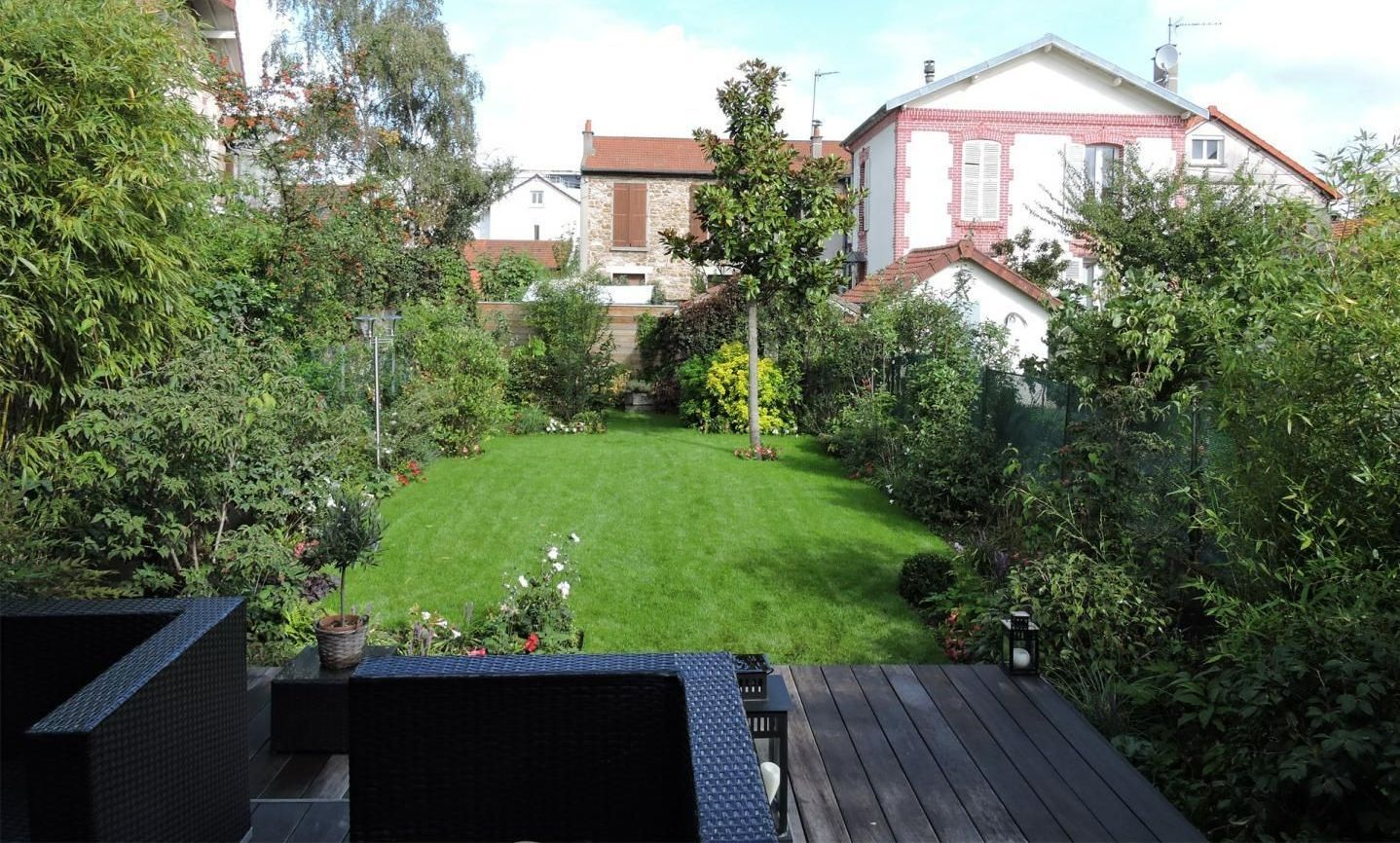 Un carré de pelouse devant une terrasse