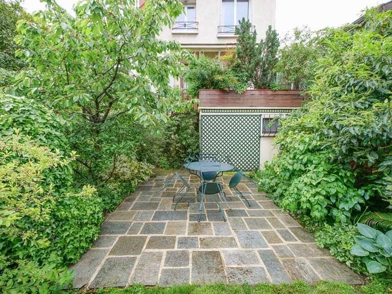 Une table et des chaises vertes