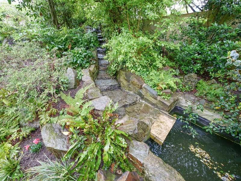 Un escalier en pierres et de l'eau