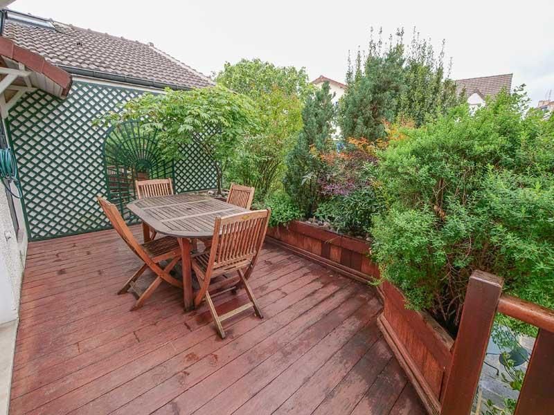 Une table et des chaises en bois