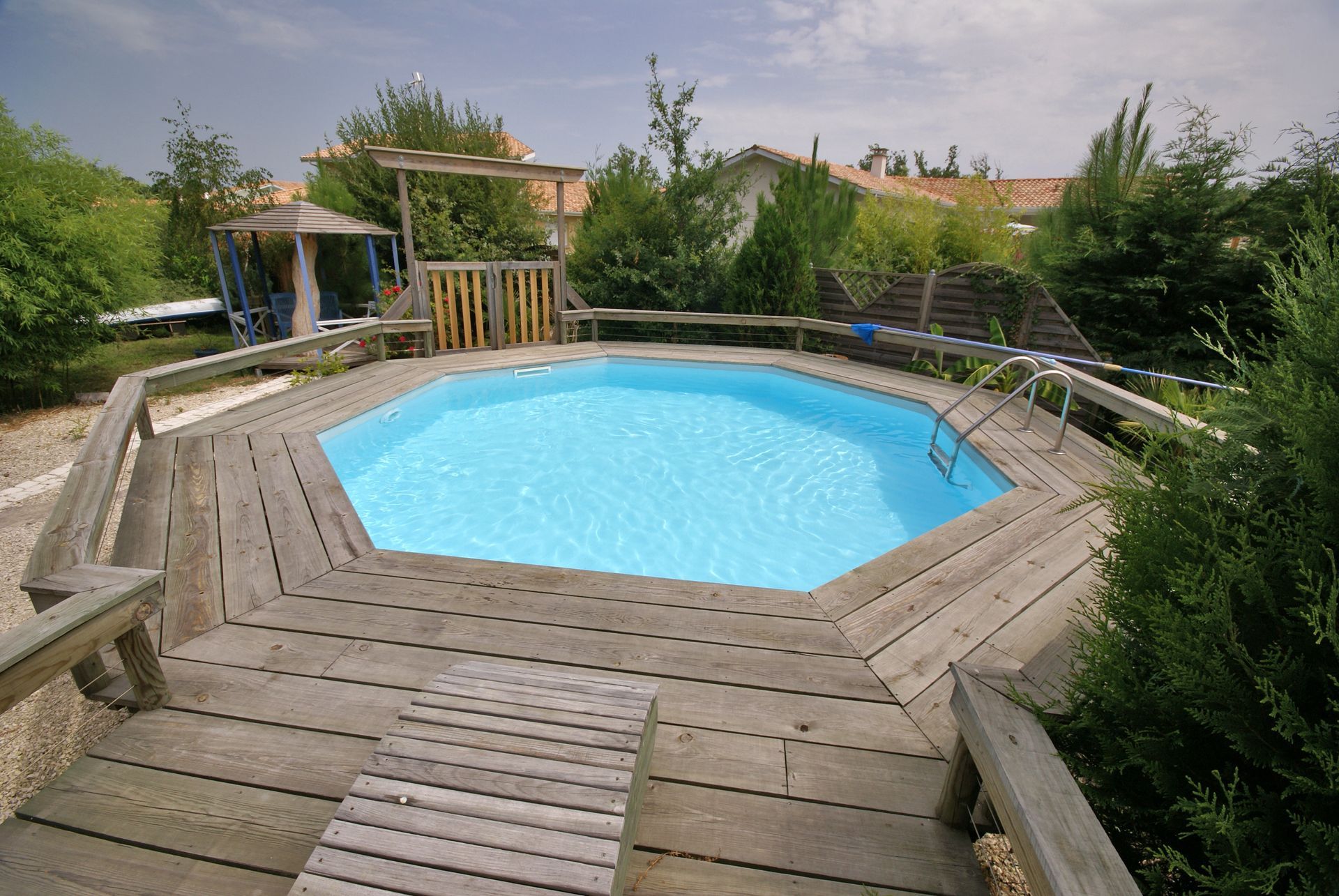 Une piscine hors sol en bois