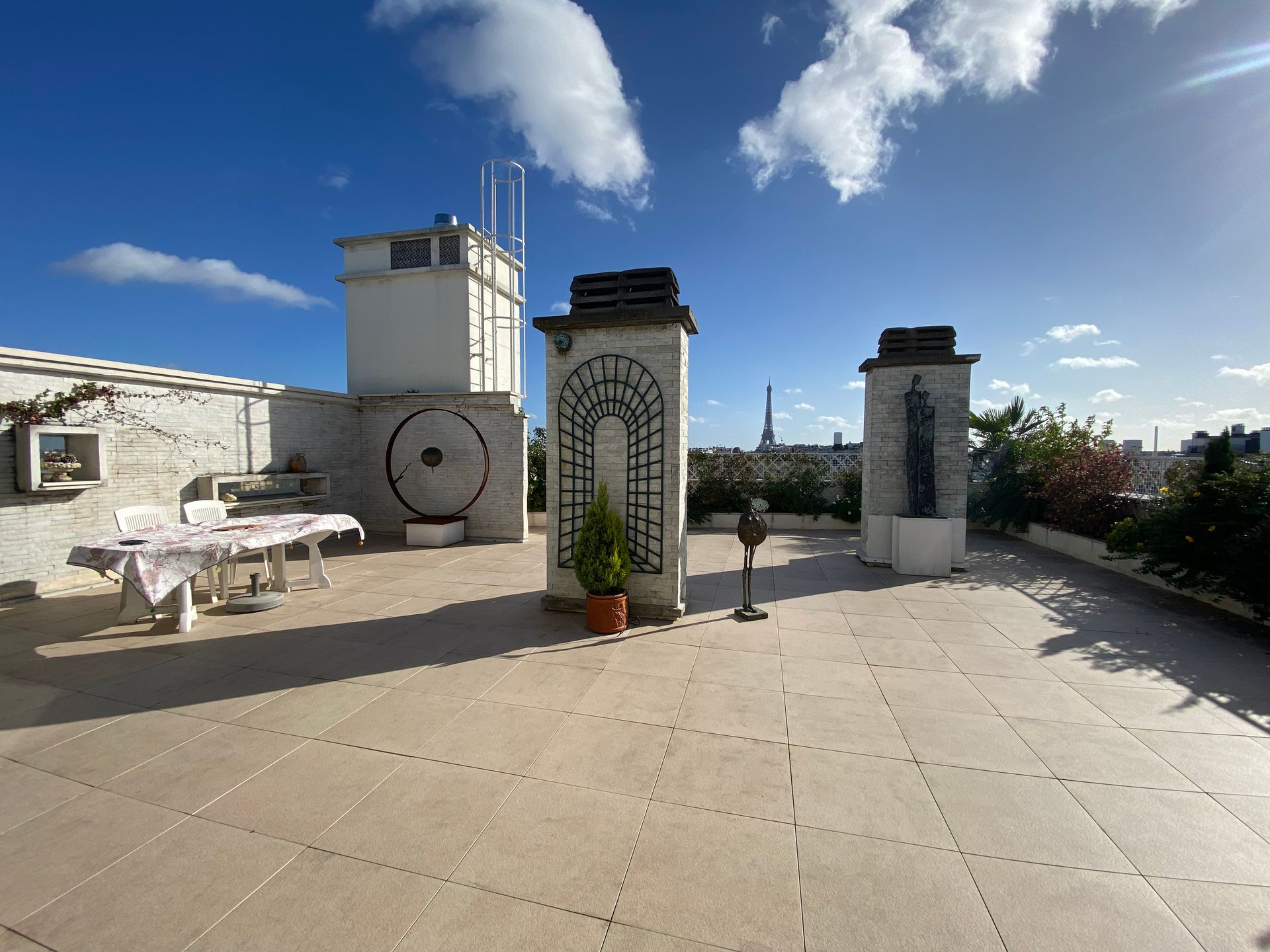 Une terrasse d'immeuble aménagée