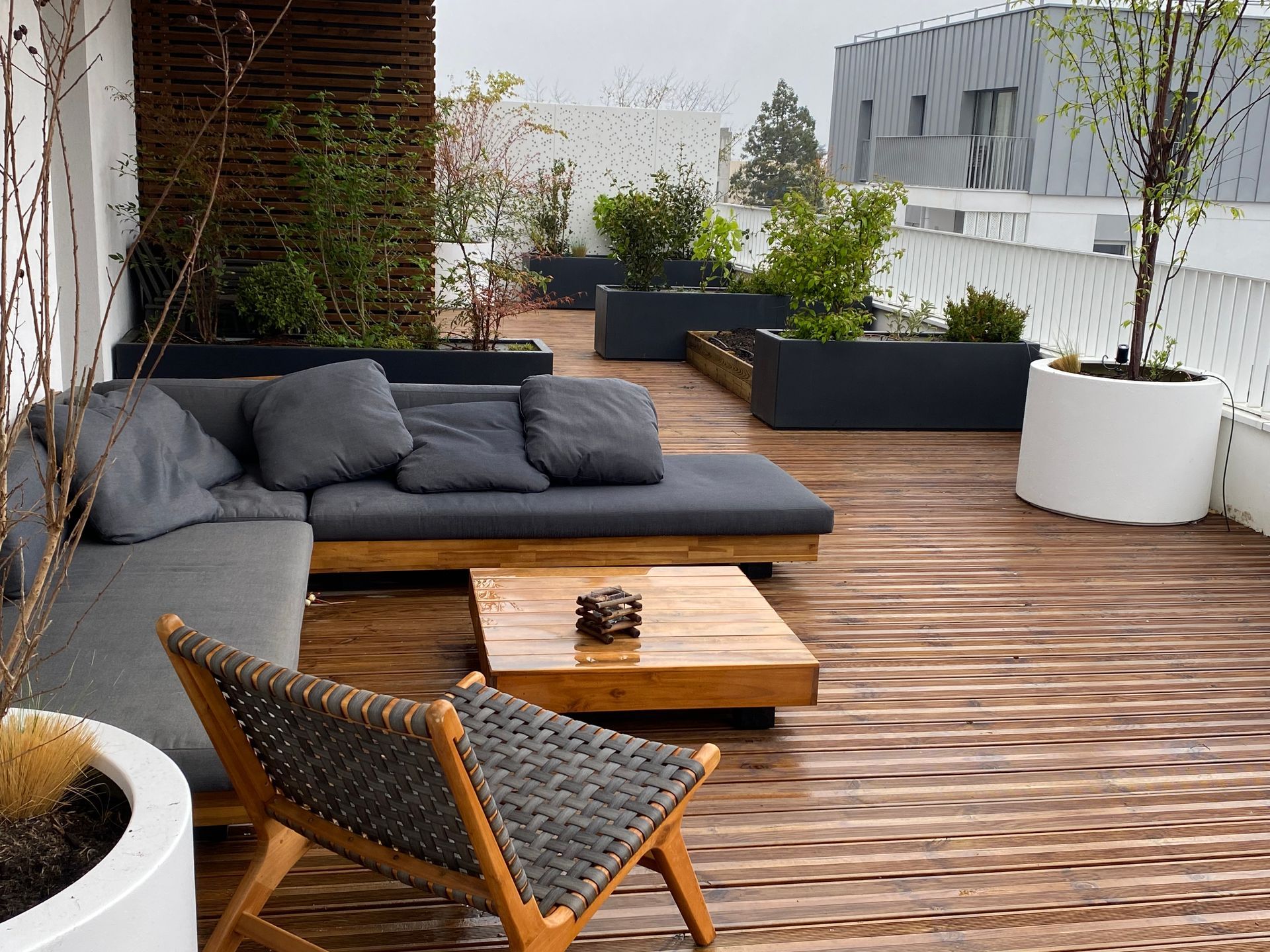 Un salon de jardin sur une terrasse en bois