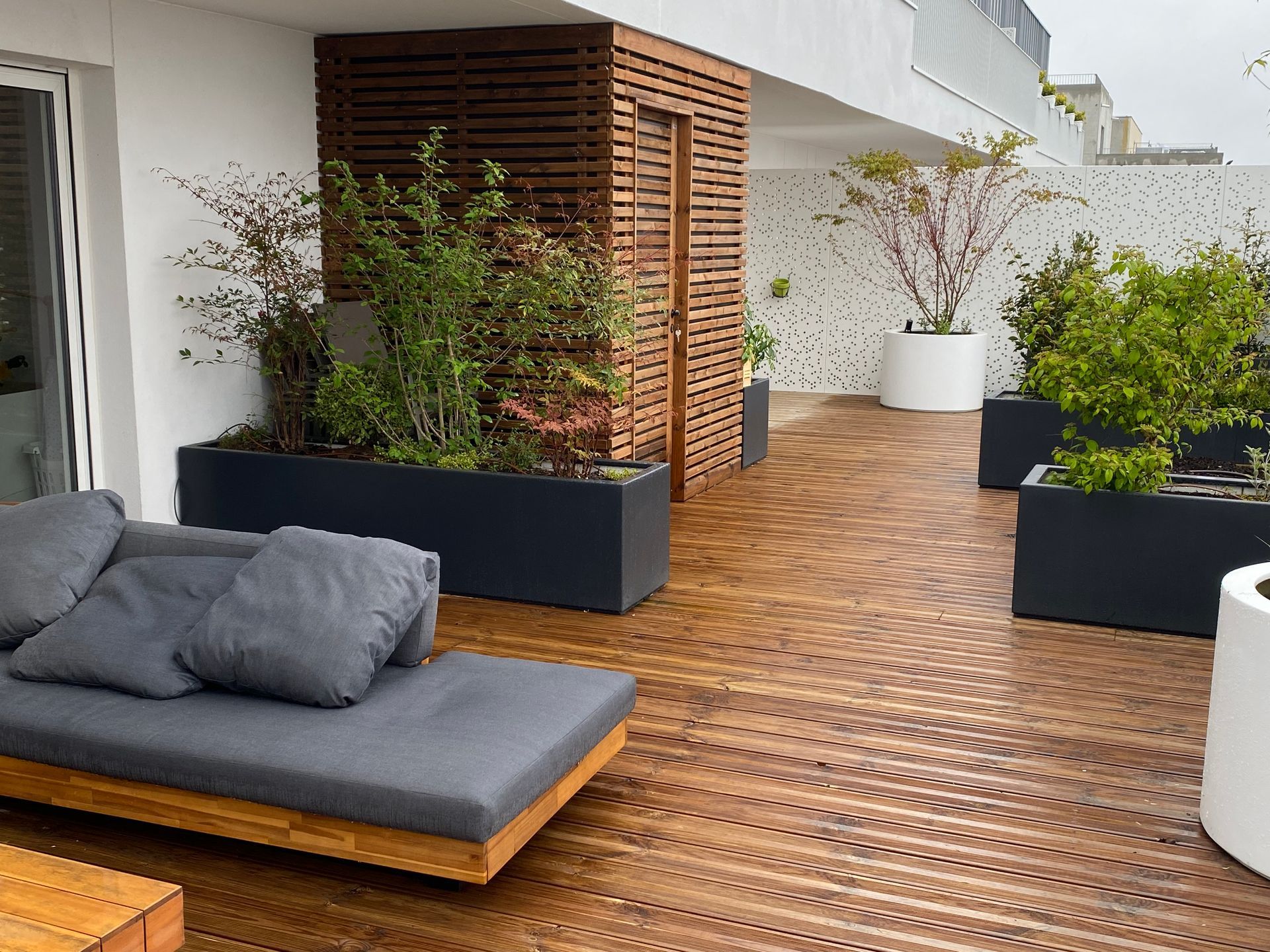 Une terrasse en bois avec des plantes