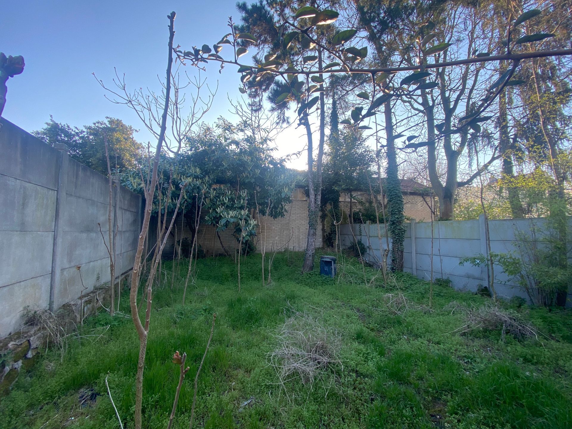 Piscine, terrain de pétanque, jeux d'enfants- avant travaux