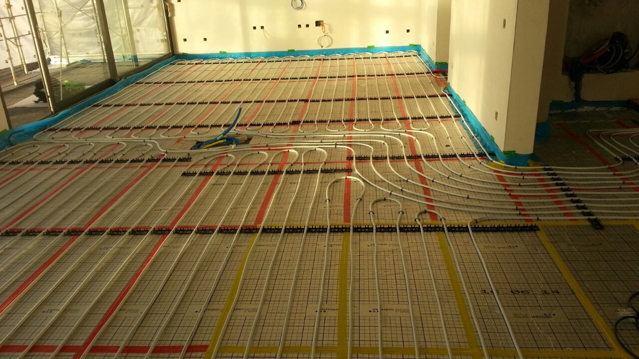 Una stanza con un sistema di riscaldamento installato sul pavimento.