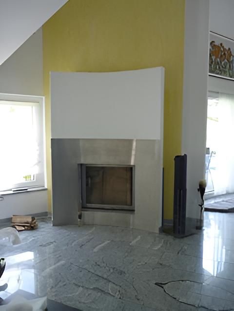 Zwei Personen verlegen Holzböden; Hände legen und montieren Dielen.