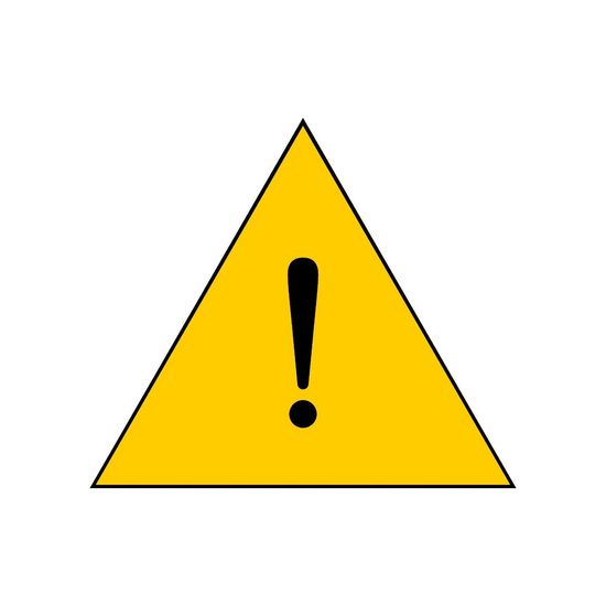 Un mazo de juez de madera negra descansa sobre su bloque de resonancia a juego, junto a una pila de carpetas oscuras.