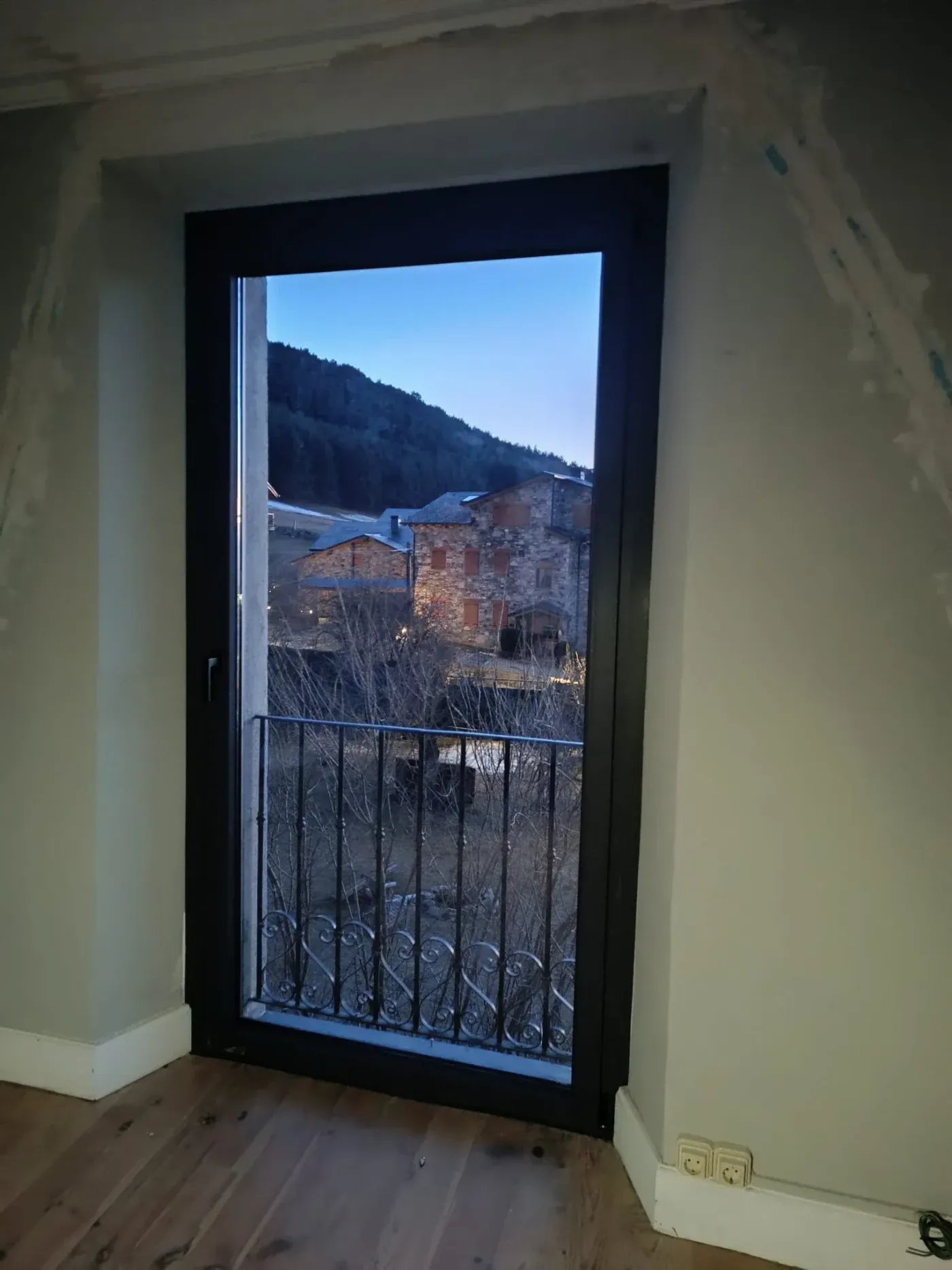 Icono de marcador de posición gris claro con un sol y montañas sobre fondo blanco