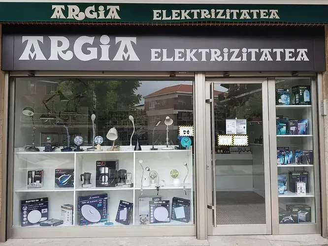 Exterior de una tienda de suministros eléctricos llamada 
