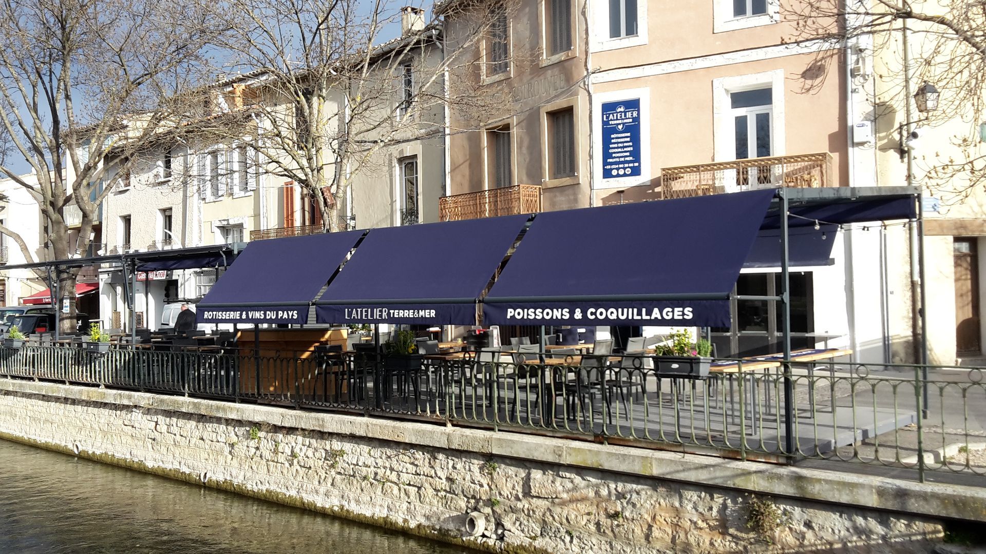 Stores extérieurs restaurant