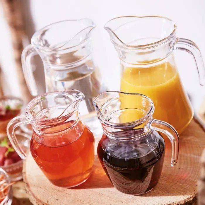 Quatre pichets avec boissons