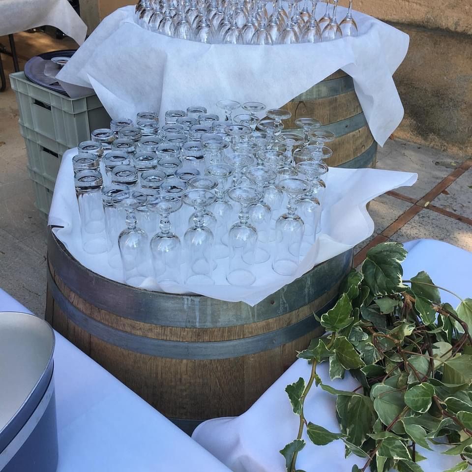 Plusieurs verres sur un tonneau