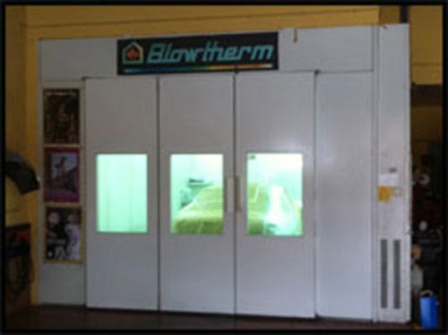 Una habitación con un cartel que dice Blowtherm.