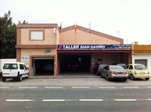 Los autos están estacionados frente al taller juan gavino