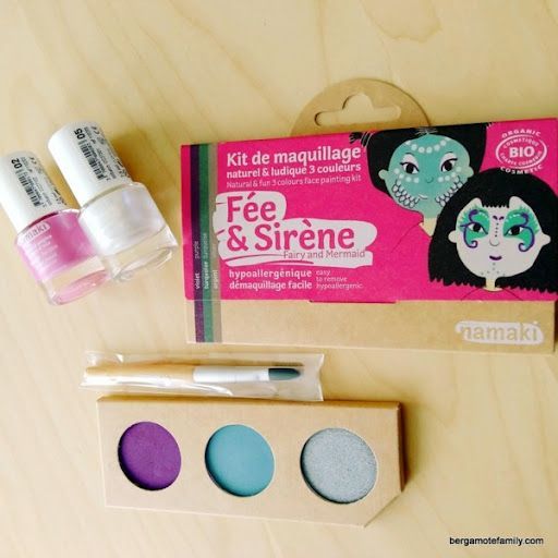 Sandales de différentes couleurs près d'un cactus