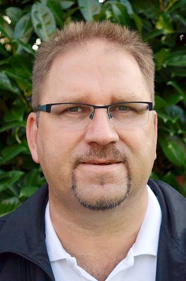 <b>Norbert Schleuer</b> <br/>
Geschäftsführer / Dachdeckermeister<br/>
Fachleiter für Dach-, Wand- und
Abdichtungstechnik