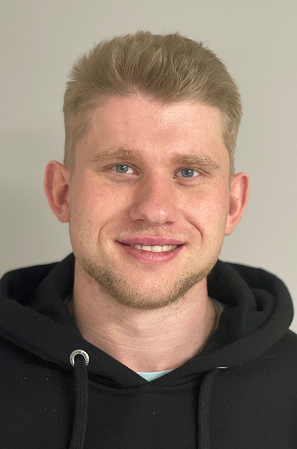 <b>Raphael Schleuer</b> <br/>
Dachdeckermeister/ Klempnermeister<br/>
Fachleiter für Dach-, Wand- und
Abdichtungstechnik<br/>
Kammersieger der Handwerkskammer <br/>
zu Köln 2018