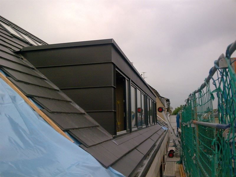 Ein im Bau befindliches Gebäude mit einer blauen Plane auf dem Dach