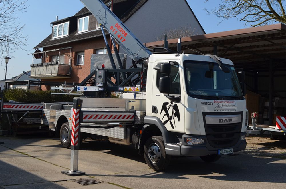 Ein weißer DAF-Truck steht vor einem Gebäude